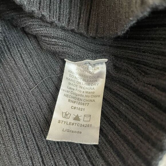 FashionNova| Turtleneck| thick good quality fabric| Has stretch - Picture 8 of 11